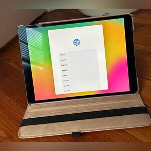 Used ipad, good condition, comes with case!